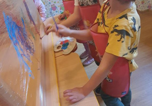 Julek, Jaś i Nikola malują na foli.